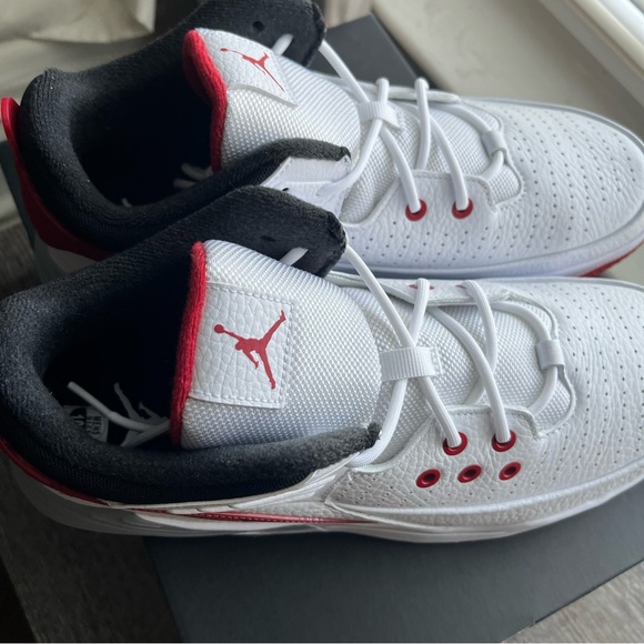 JORDAN ✨ Max Aura 5 White/Black Varsity Red Men’s SIZE 10.5 NIB - Picture 2 of 5